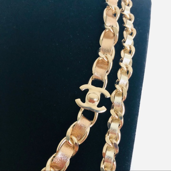 Authentic pale gold tone chain necklace with turn lock double layered - Picture 8 of 11